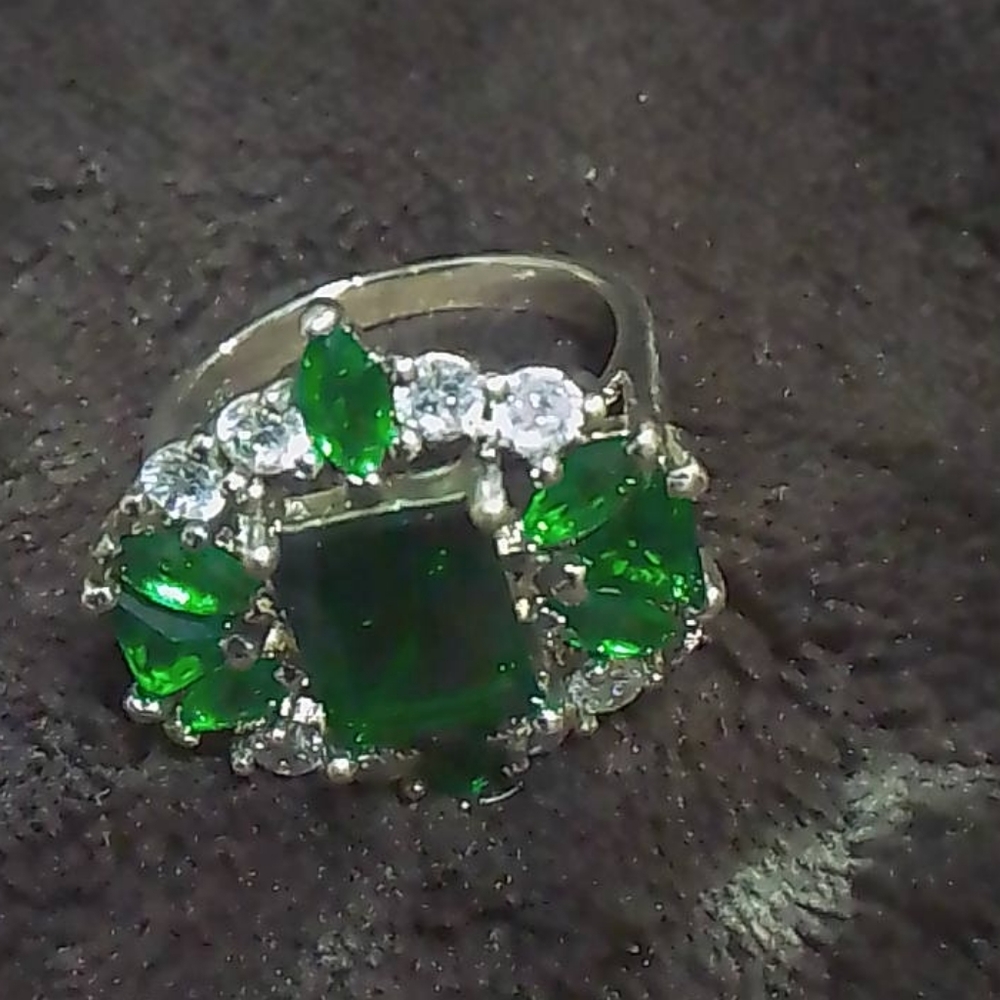 New Genuine Green & White Topaz Ring! - Picture 2 of 5